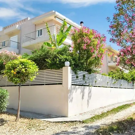 Rio Beachfront Escape - Luxurious Coastal Retreat דירה פאטרה